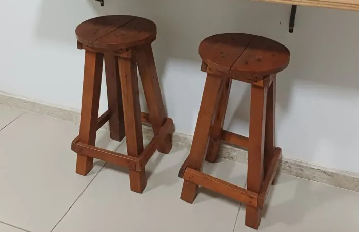 Banco em madeira - 63cm de altura - R$60 cada