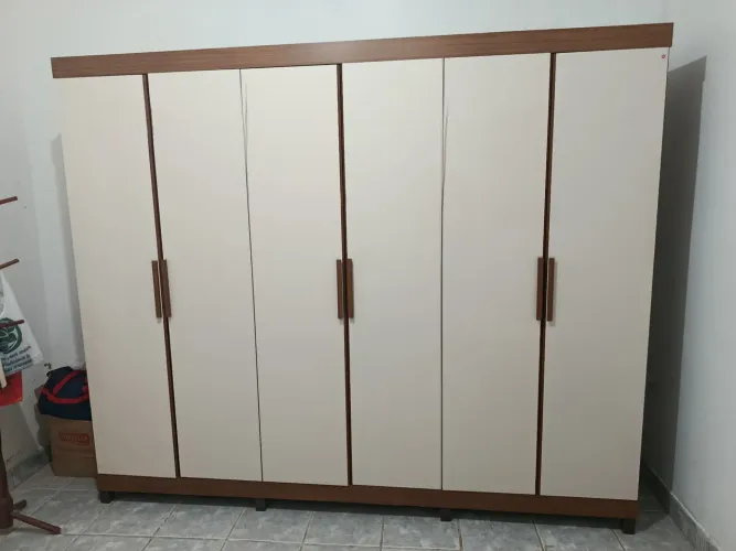 Vende-se esse quadra roupa, com seis meses de uso.