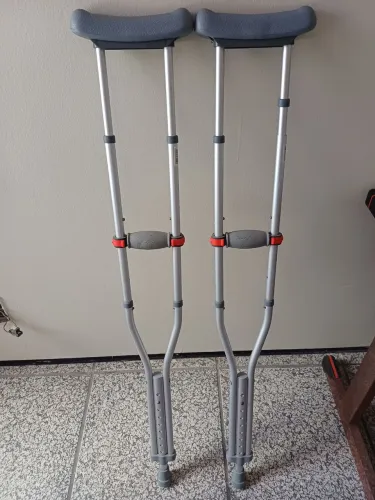 Muletas quase sem uso
