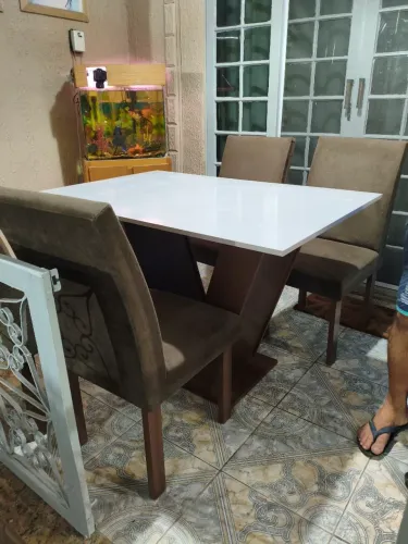 Vendo mesa com 4 cadeiras