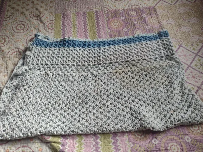 Colcha solteiro crochê branca com azul
