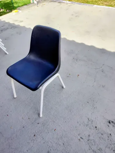 CADEIRAS DE POLIPROPILENO COM PÉS TUBULARES DE AÇO PINTADO