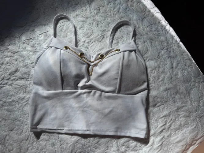 Cropped Branco com Alças Finas e Detalhe Dourado TAM.Unico