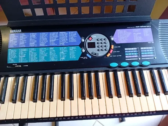 Teclado Yamaha PSR-185 61 Teclas com Fonte e Suporte