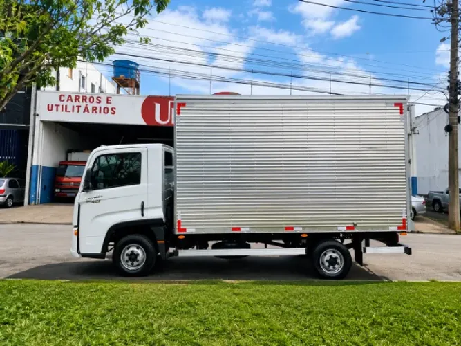 Volkswagen Delivery Express + Baú Isolado