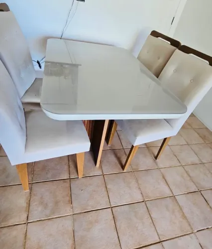 Mesa de Jantar Olímpia Off White/Imbuia com Vidro + 4 Cadeiras Creme - Ótimo Estado