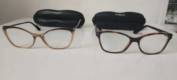 Lote Desapego Luxo: 2 Armações Vogue para Óculos de Grau + Estojos Originais