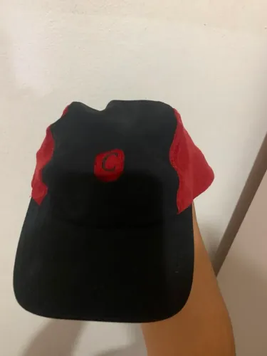 Boné CLASS estilo skatista vermelho camurça