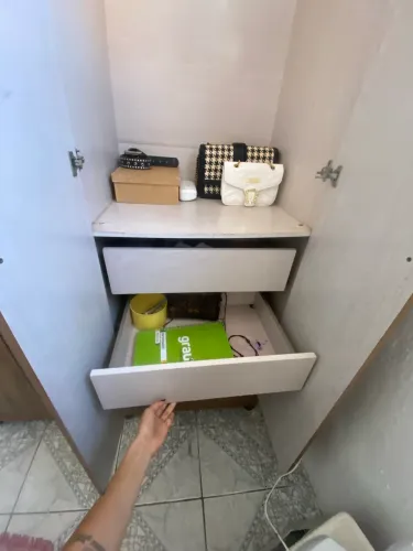 Vende-se cama de casal e guarda roupa usado.
