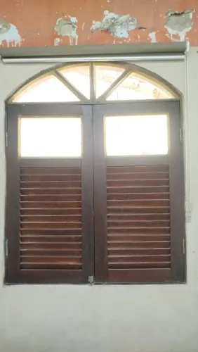 Janela de Madeira Maciça com Arco e Veneziana - Estilo Colonial