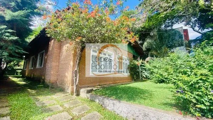 Já pensou morar em meio a muito verde em amplo terreno a 50 passos da Av Lucas?