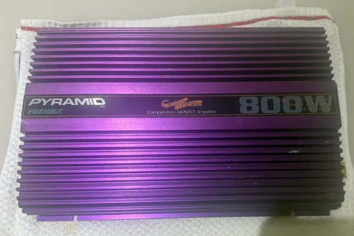 amplificador automotivo Pyramid Gold Series 800W.
