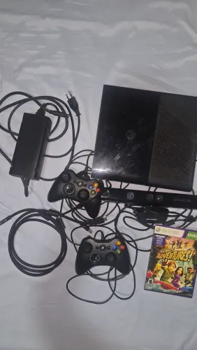 X box 360 com Kinect 2 controles cabos e 10 jogos
