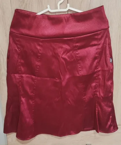 Saia linda na cor vinho iluminada