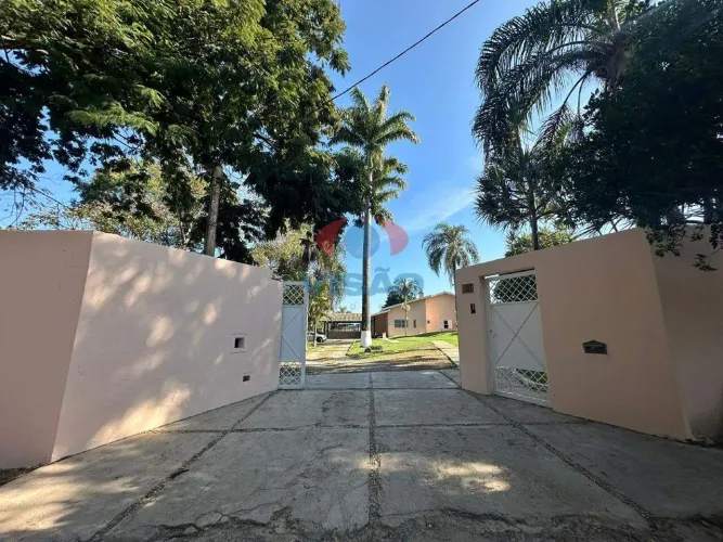 Chácara completa com 3 casas e lazer privativo para a família!