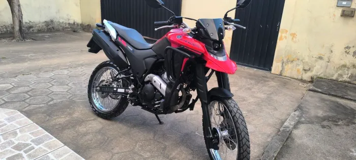 Moto extremamente nova, sem detalhes 