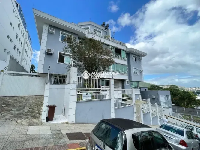 Apartamento com varanda com churrasqueira no Itacorubi.