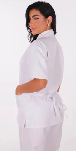 PIJAMAS CIRÚRGICOS BRANCOS-SCRUBS, FEMENINOS, EM GABARDINE, LEVE, FRESCO, ÓTIMO CAIMENTO,.