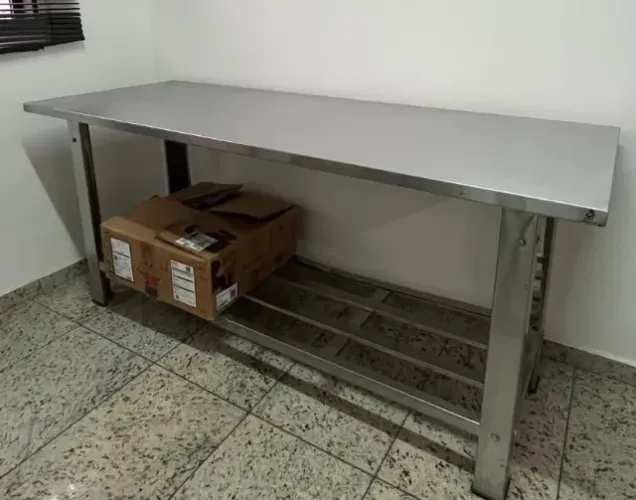 Mesa em Inox com Paneleiro para Cozinha Industrial, Restaurante, Confeitaria