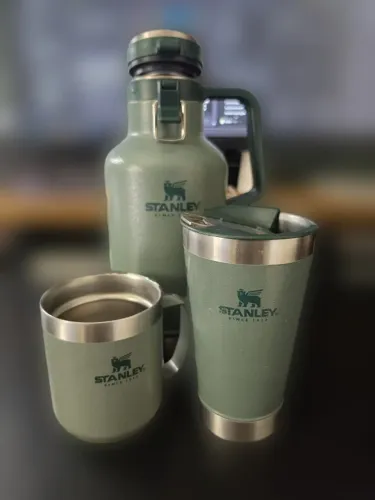 Kit Stanley Hammertone Green Growler 1,9L Copo Caneca Garrafas