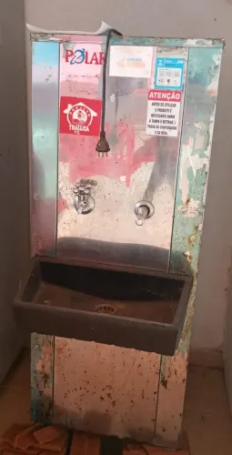 Bebedouro pegando perfeitamente, só está sem os dois pés da frente.