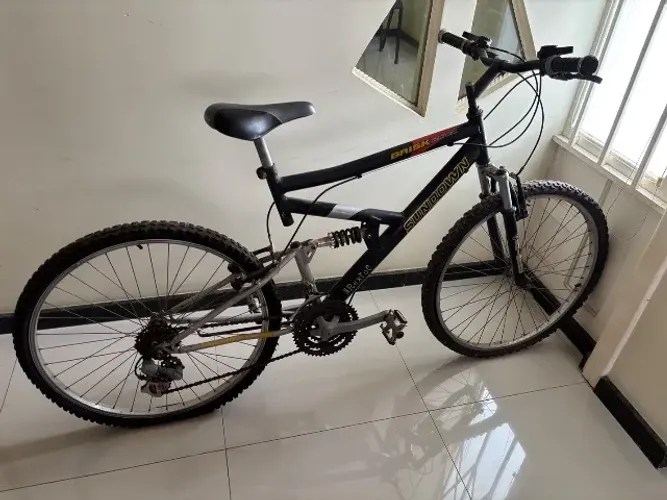Bicicleta mountain bike Sundown Brisk, aro 26, com suspensão dianteira e traseira