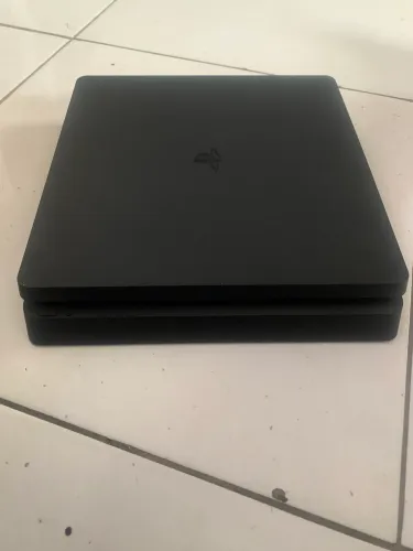PlayStation 4 SLIM- 1 Terabyte de armazenamento, 2 Controles Originais, 3 jogos inclusos
