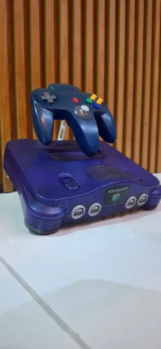 NINTENDO 64 UVA COM EVERDRIVE COM CARTÃO DE 32GB. CONTROLE É AZUL