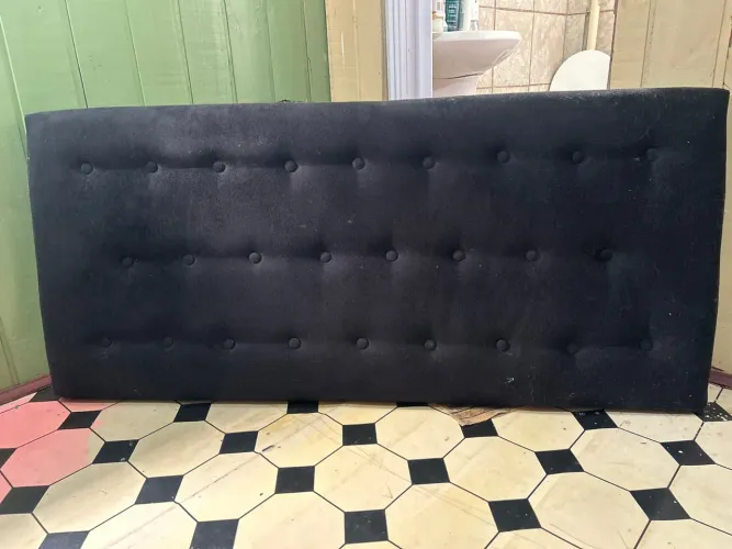 Cabeceira de cama almofadada preta