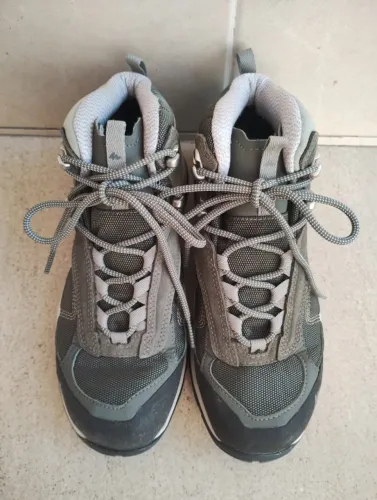 Bota de Trilha Quechua Water Proof cinza número 35
