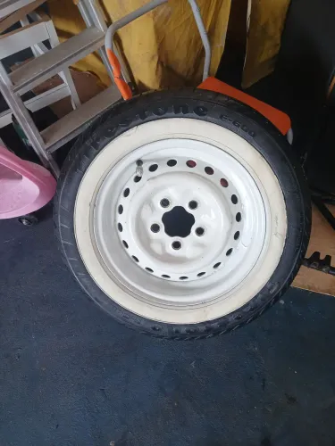5 peneus da Firestone 185/70/14 de kombi completo com rodas e faixas brancas