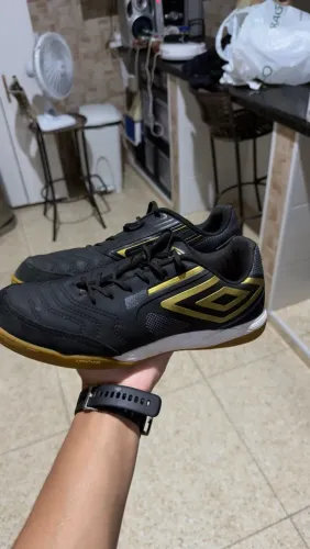 Chuteira Futsal Umbro Pro TAM 42 Preto/Dourado