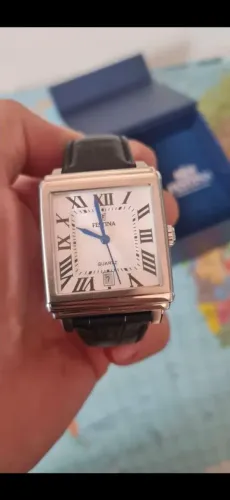Relógio Festina quadrado.