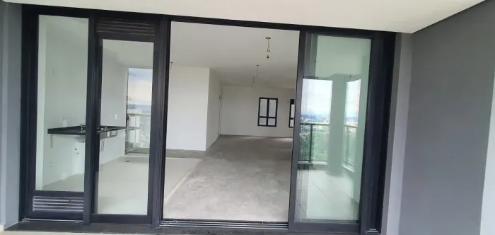 Porta balcao de alumínio com vidros laminados<br>Medida 4,50m x 2.60m<br>Valor R$ 3.500, 00