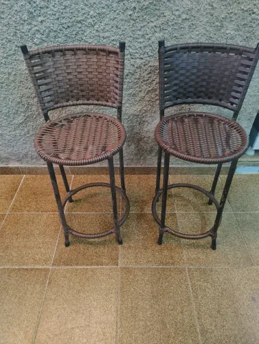 2 banquetas em vime 