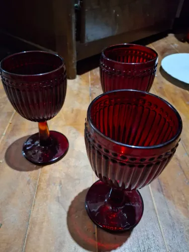 3 taças vermelhas 