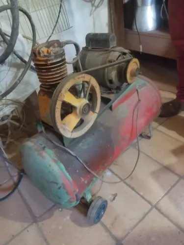 COMPRESSOR 50L DA MARCA SCHULZ 127V