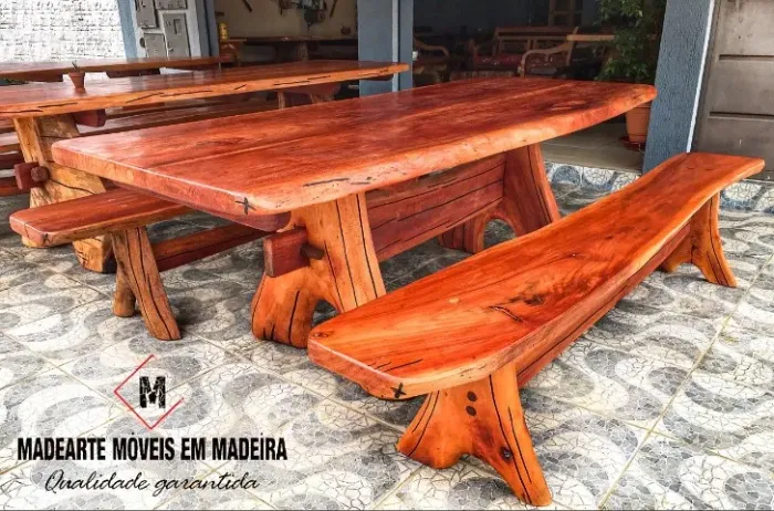 Mesa Rústica em Madeira com Base de Tronco | Borda Orgânica | Sob Medida