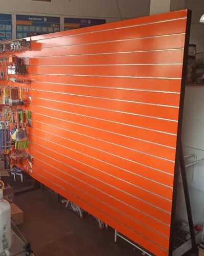 Expositor sled painel canaleta do com suporte de Metalon com cantoneira tds de alumínio 