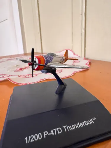 miniatura colecionável do avião de caça Republic P-47D Thunderbolt