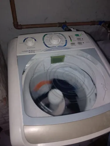 Máquina de lavar roupa Electrolux 10 9 kilos funcionando perfeitamente