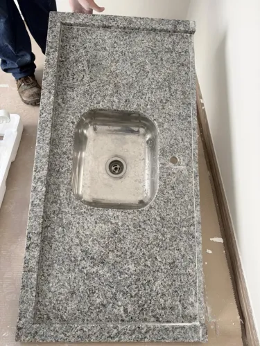 Vendo Pia em Granito e Tanque de louça Deca