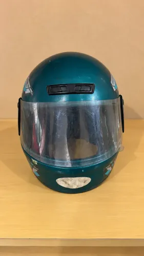Capacete Verde com Viseira
