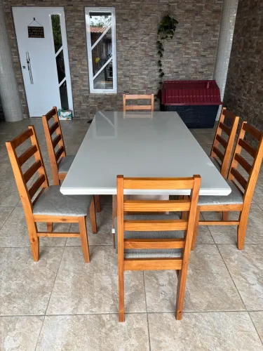 Vende-se mesa de madeira com tampo de vidro