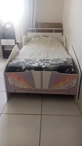 Cama de solteiro carro, em ótimo estado 400 reais , não fazemos entrega, está montada