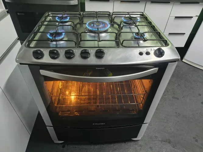 FOGÃO ELECTROLUX LUZ E ELÉTRICO. FUNCIONA TUDO. OBS ESTA SEM O VIDRO DE CIMA.