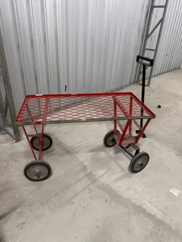 Carrinhos de transporte em galpão