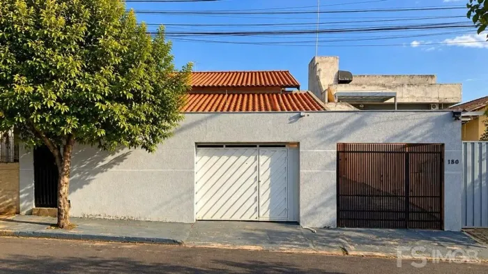 Casa com edícula à venda no Jardim Interlagos, Londrina - 2 casas no mesmo terreno com 5 v