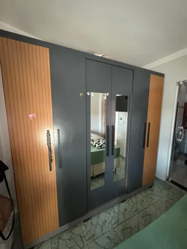 Vendo Guarda Roupas de casal em madeira fina 06 portas com espelho.