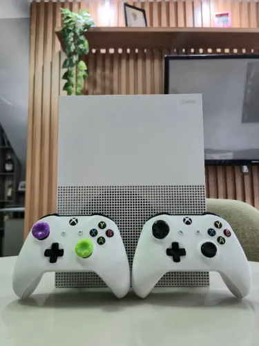 XBOX ONE S 1 TB + 2 CONTROLES ORIGINAIS
